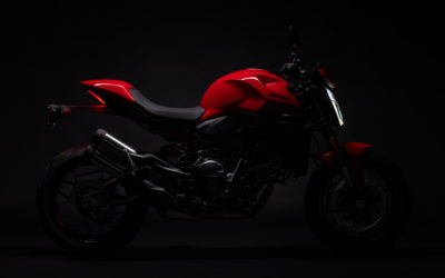 La nouvelle Ducati Monster V2 visible en showroom.